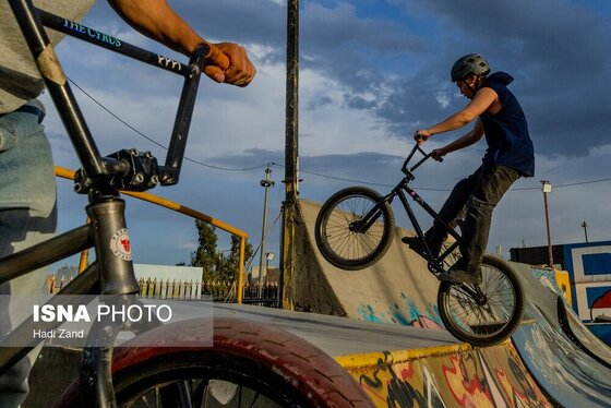 گزارش تصویری | ورزش‌های خیابانی؛ دوچرخه سواری BMX در جنوب تهران