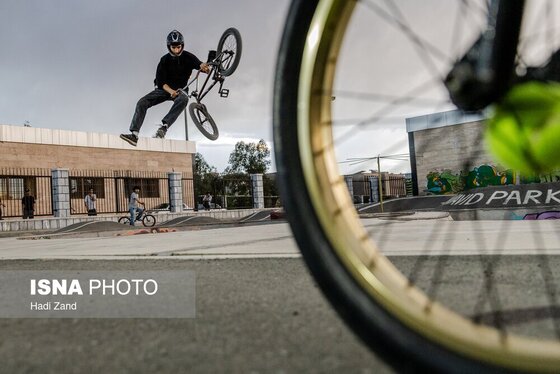 گزارش تصویری | ورزش‌های خیابانی؛ دوچرخه سواری BMX در جنوب تهران