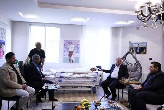 عیادت مهدی تاج و جمعی از مدیران استانی از حسن کامرانی‌فر