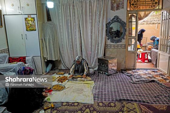 وقتی فرایند آماده سازی پخت نان شروع میشود و کل محیط خانه و حیاط به یک کارگاه نانوایی تبدیل میشود.