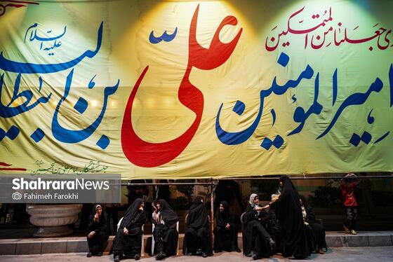 تجمعات که شروع میشود زهرا دختر فاطمه خانم  نان ها را بین مردم توضیع میکند