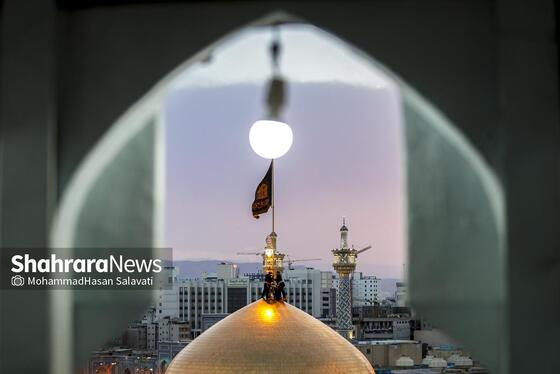 گزارش تصویری | آئین اذن عزای حسینی و تعویض پرچم گنبد حرم مطهر رضوی همزمان با آغاز ماه محرم