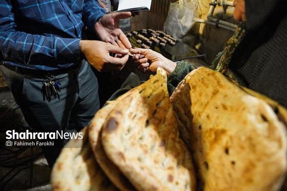 فاطمه خانم کارت نان را از خیّر دریافت می‌کند