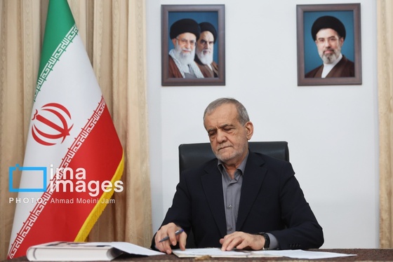 گزارش تصویری | لحظه امضای یادداشت تفاهم اسلام آباد توسط رئیس جمهور مسعود پزشکیان