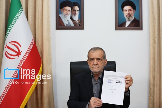 گزارش تصویری | لحظه امضای یادداشت تفاهم اسلام آباد توسط رئیس جمهور مسعود پزشکیان