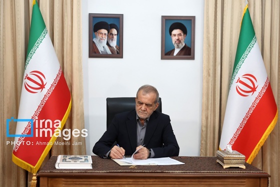 گزارش تصویری | لحظه امضای یادداشت تفاهم اسلام آباد توسط رئیس جمهور مسعود پزشکیان