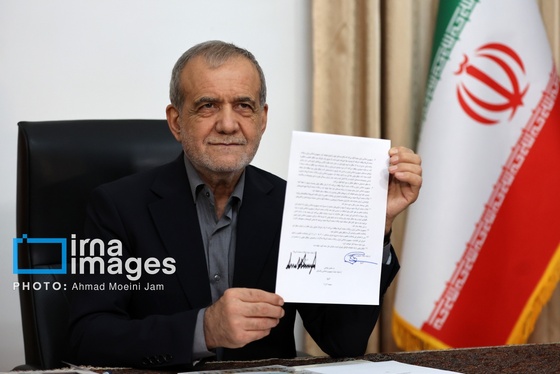 گزارش تصویری | لحظه امضای یادداشت تفاهم اسلام آباد توسط رئیس جمهور مسعود پزشکیان