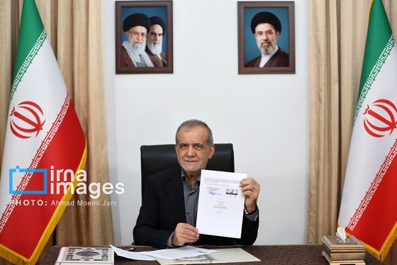گزارش تصویری | لحظه امضای یادداشت تفاهم اسلام آباد توسط رئیس جمهور مسعود پزشکیان
