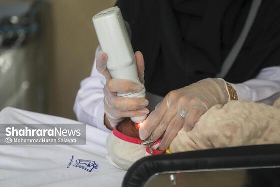 مردمک چشم نوزاد برای بررسی دقیق شبکیه باز می‌شود.