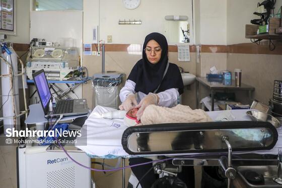 قطره‌های چشمی برای فراهم شدن شرایط معاینه در چشم نوزاد ریخته می‌شود.