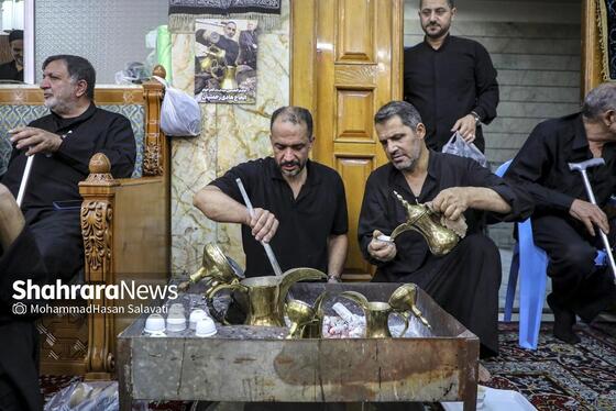 عزاداران به تدریج در محل برگزاری مراسم گردهم می‌آیند و با قهوه عربی و چای عراقی از آن ها پذیرایی می شود.