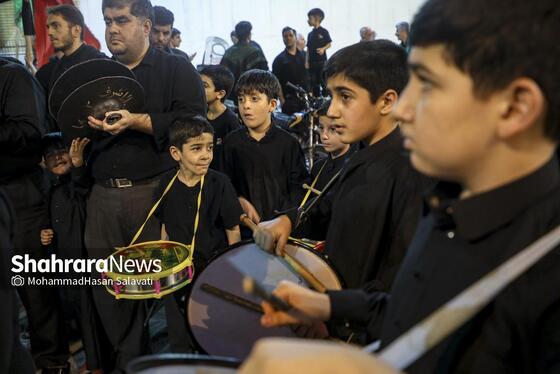 نوجوانان در آماده‌سازی آیین مشارکت می‌کنند.