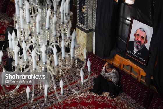 در حسینیه هرکسی کنجی برای خود دارد، جایی که سال‌هاست مأمن اوست