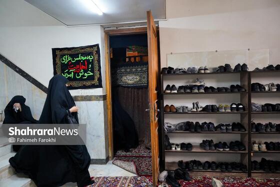 بانوان با عجله وارد حسینیه می‌شوند تا روضه علی اصغر را گوش بدهند