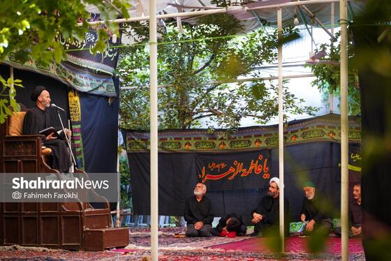 عزاداران در حال گوش دادن به سخنرانی هستند