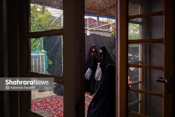 بانوان در ساعات اولیه صبح برای شرکت در مراسم عزای حسینی به حسینیه نوغانی‌ها هستند