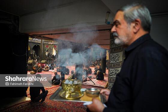 خادم حسینیه برای خوش آمدگویی به عزاداران حسینی اسپند دود کرده است