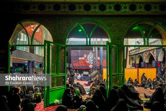 عزاداران حسینی در حال شنیدن سخنرانی هستند