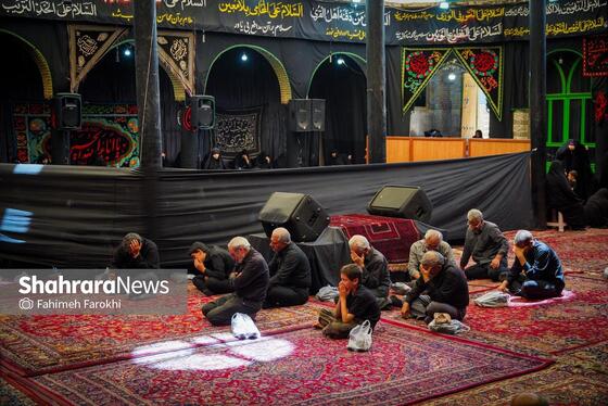 عزاداران حسینی در حال گوش دادن به سخنرانی هستند