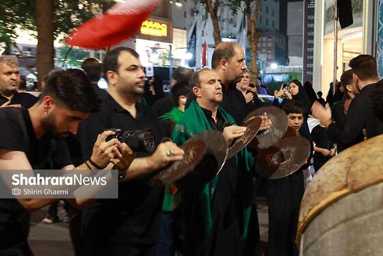 گزارش تصویری | آیین مشعل گردانی نجفی های مقیم مشهد در شب عاشورا