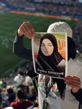 تصاویر شهدای لامرد در دست تماشاگران در بازی ایران مقابل مصر
