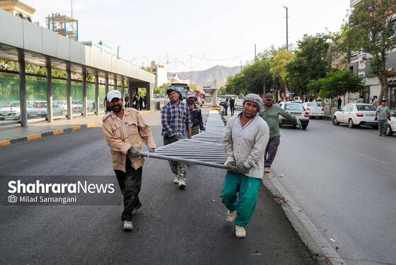 گزارش تصویری | جمع‌آوری نرده‌های بی‌آرتی خیابان امام رضا(ع) به منظور ایمن‌سازی مسیر تشییع پیکر رهبر شهید در مشهد