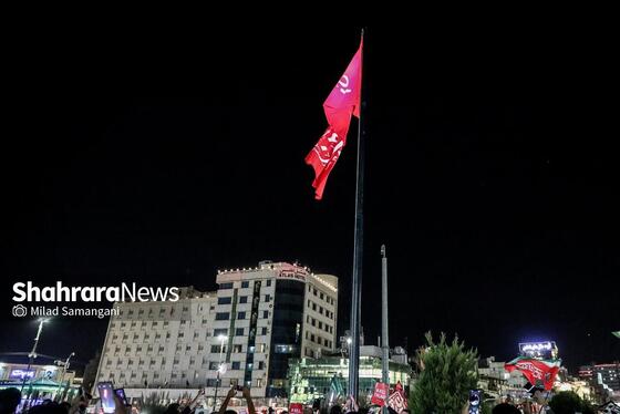 گزارش تصویری | اهتزاز پرچم سرخ «یا لثارات الحسین (ع)» در مسیر تشییع پیکر قائد شهید امت در مشهد