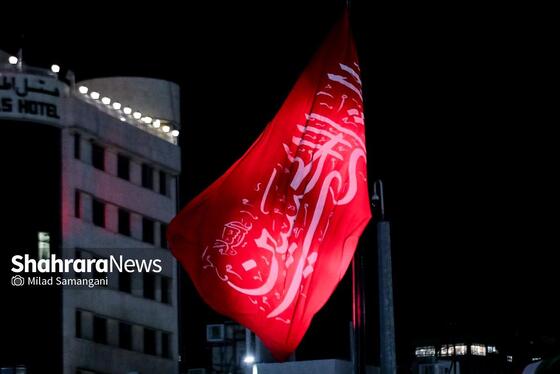 گزارش تصویری | اهتزاز پرچم سرخ «یا لثارات الحسین (ع)» در مسیر تشییع پیکر قائد شهید امت در مشهد
