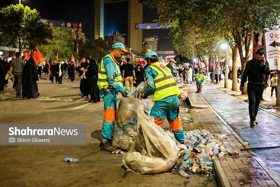 گزارش تصویری | روز پرکار پاکبانان مشهدی دقایقی پس از پایان مراسم تشییع