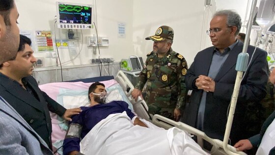 استاندار سیستان و بلوچستان از مجروحان حمله هوایی آسایشگاه سربازان در بمپور عیادت کرد + عکس و فیلم