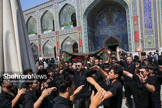 گزارش تصویری | عزاداری زائران رضوی در سوگ رحلت پیامبر اکرم (ص) و شهادت امام حسن مجتبی (ع) در حرم رضوی