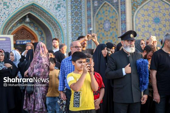 گزارش تصویری | آیین تعویض پرچم گنبد منور رضوی بعد از ۶۳ روز عزای ماه محرم و صفر