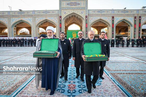 گزارش تصویری | آیین تعویض پرچم گنبد منور رضوی بعد از ۶۳ روز عزای ماه محرم و صفر