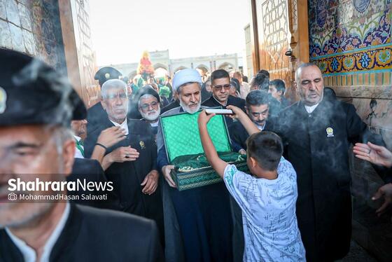 گزارش تصویری | آیین تعویض پرچم گنبد منور رضوی بعد از ۶۳ روز عزای ماه محرم و صفر