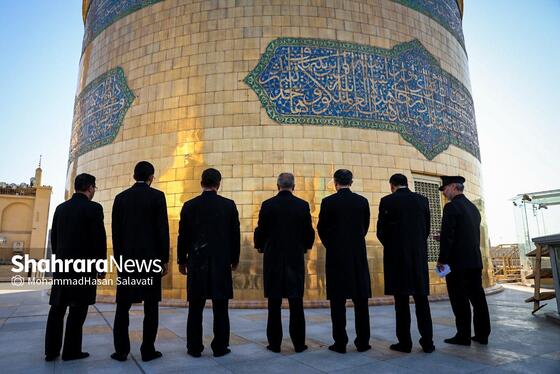 گزارش تصویری | آیین تعویض پرچم گنبد منور رضوی بعد از ۶۳ روز عزای ماه محرم و صفر