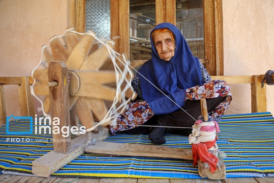 ایران زیباست | «چورشب بافی» سنتی در روستای رویین