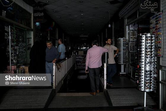 ورودی بازار کاسب ها ایستاده بودند برای فرار از تاریکی و گرما