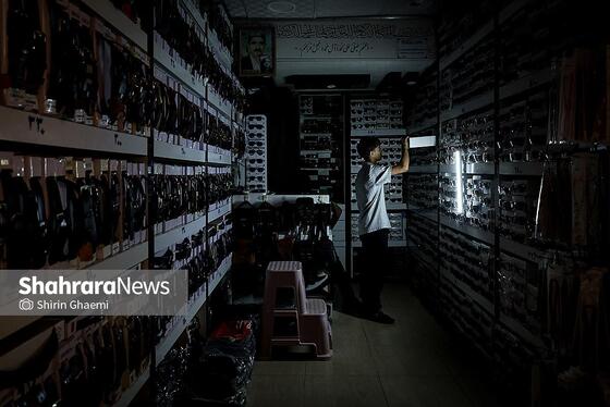 امیر برای گذران زندگی و طی مردن تابستان کرم در مغازه برادرش در خال کار بود .او در وضعیت بی برقی با چراغ شارژی موجود درحال مرتب سازی بود