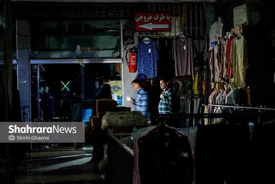 مسافر بودند و فارسی را با لجه ترکی صحبت میکردند و از مغازه دار میپرسیدند که برق قرار است کی بیاید