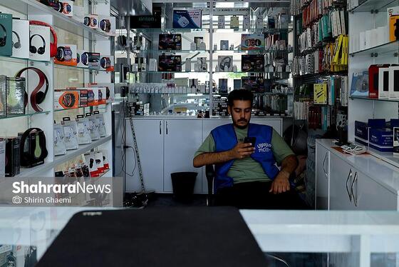 پسر جوان در حال تماشای سریال مورد علاقه اش بود 