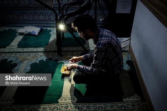 در نمازخانه نشسته بود و ناهار میخورد . این مواقع چراغ های گوشی حکم شمع هایی را دارد که در تاریکی راهگشا بودند 