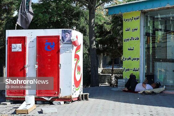 مرد یخ فروش در ظهر تابستان برای فرار از گرما به سایه پناه برده بود.در ایستگاه سواره مسافران شهرستان های اطراف به سراغ خرید یخ می آمدند.