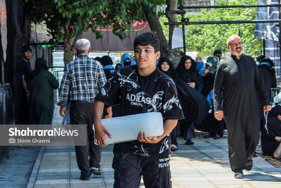 پسر نوجوان دست هایش از سرما آزرده بود و داشت دنبال جایی میگشت که یخ را سریعا پیاده کند