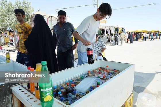 در جمعه بازار بدون سایه ، فروش نوشیدنی سرد رونق زیادی داشت