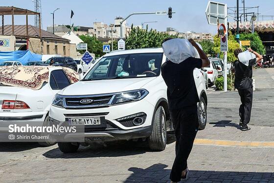 یخ هارا در پلاستیک گذاشتند که در مسیر لباس هایشان خیس نشود و کمتر از دست شان سر بخورد