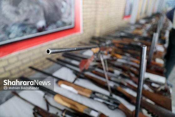گزارش تصویری | نمایشگاه کشفیات انواع سلاح و مهمات در مشهد