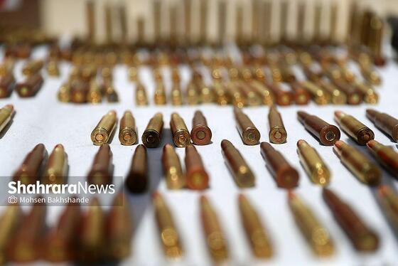 گزارش تصویری | نمایشگاه کشفیات انواع سلاح و مهمات در مشهد