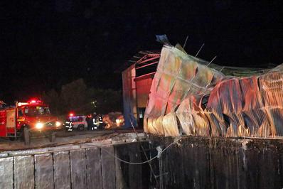 آتش سوزی کارخانه تولید ایزوگام با تلاش آتش نشانان مشهدی مهار شد