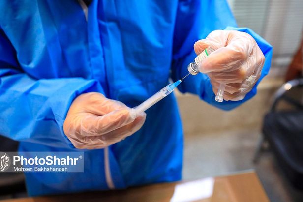 واکسینه نیروهای کارگری با اولویت پاکبانان حوزه معاونت خدمات شهری شهرداري مشهد در برابر بیماری کرونا آغاز شد.