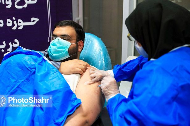 واکسینه نیروهای کارگری با اولویت پاکبانان حوزه معاونت خدمات شهری شهرداري مشهد در برابر بیماری کرونا آغاز شد.